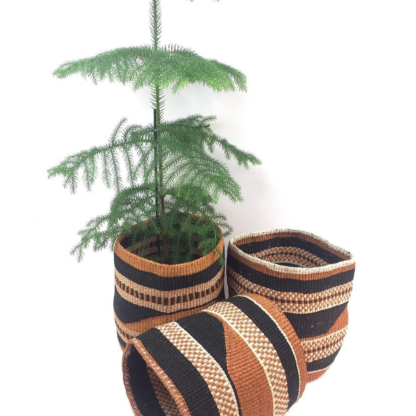 Mönstrad blomkorg av sisal